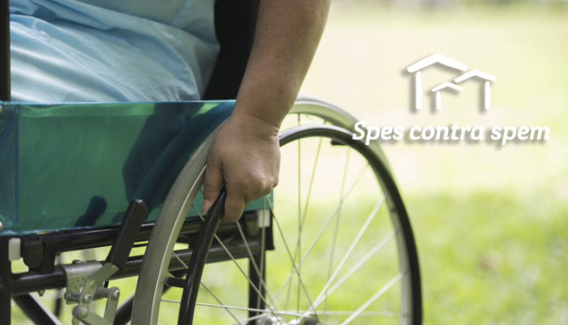 chiuda-sulla-donna-anziana-sola-che-si-siede-sulla-sedia-a-rotelle-al-giardino-in-ospedale_1150-4375