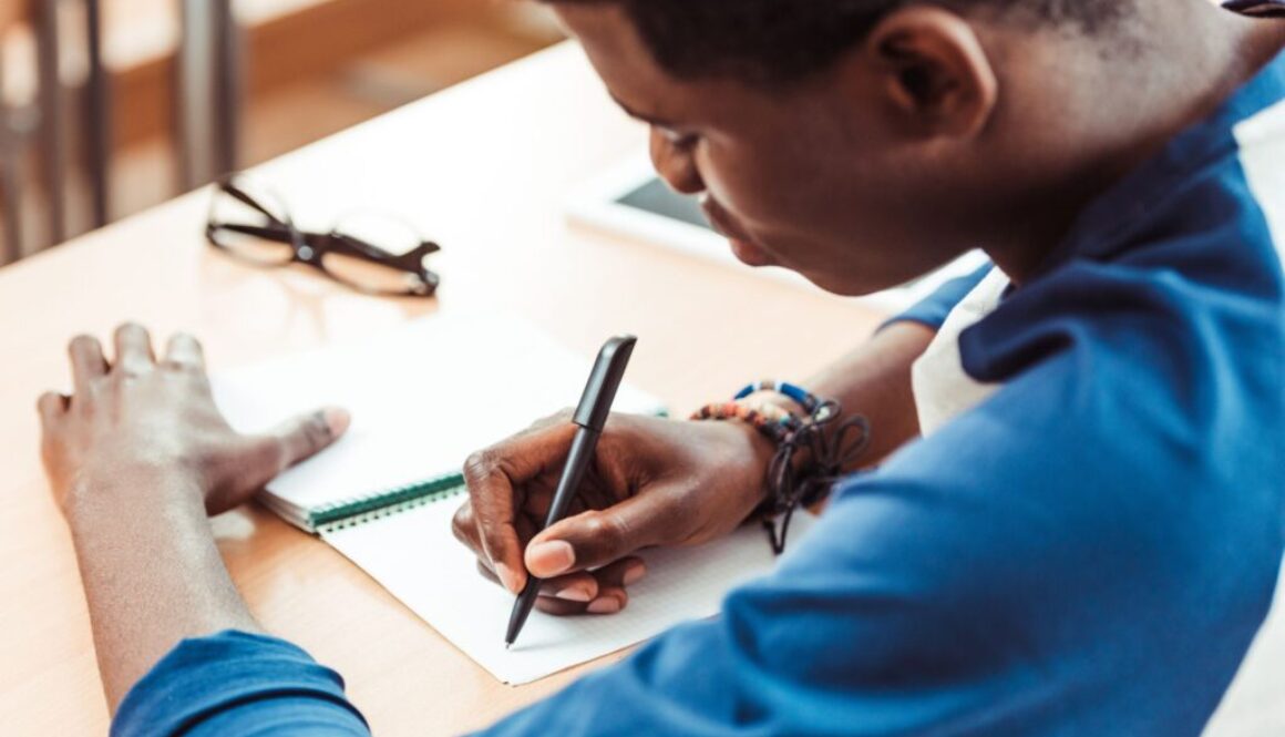 ragazzo afroamericano che studia