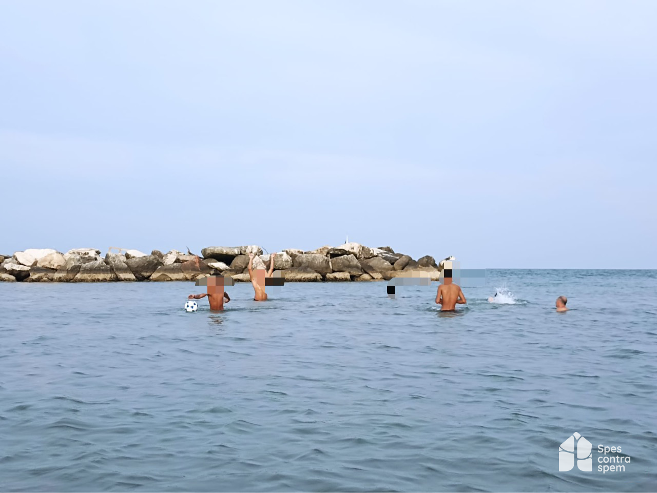 partita di pallavolo al mare